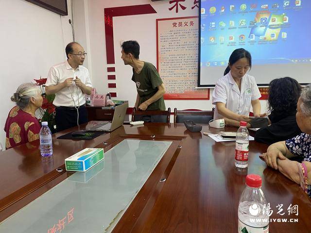 健康讲座进社区 贴心服务暖民心