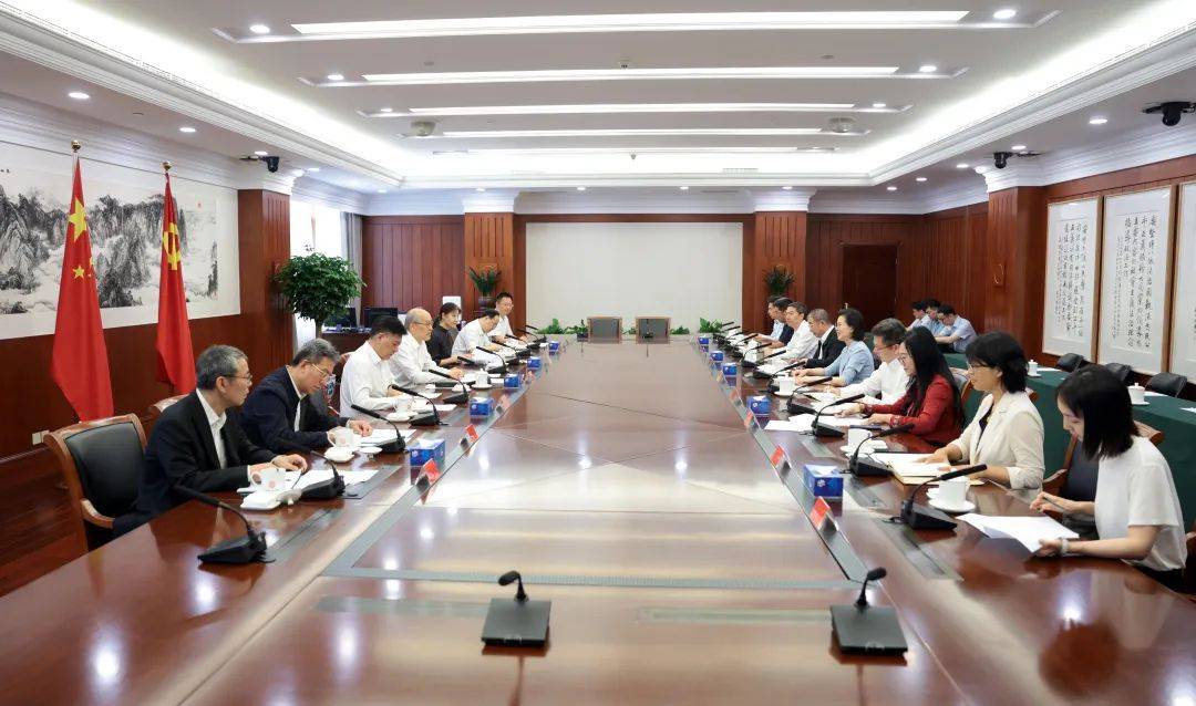 携手共促民营经济健康发展