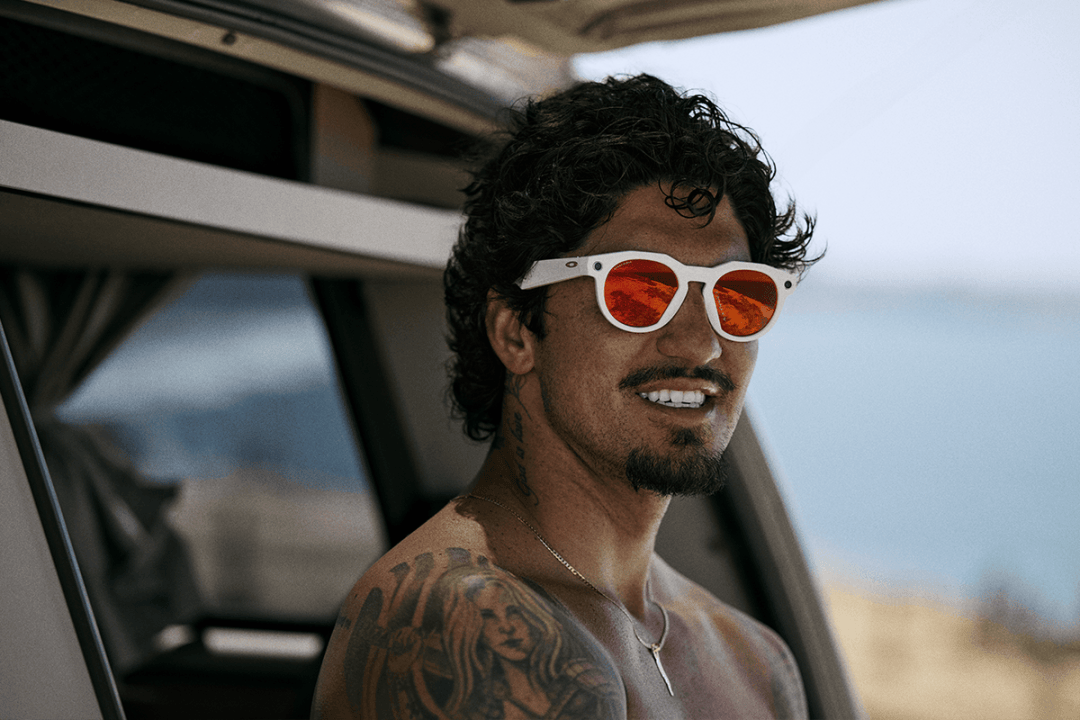 Meta × Oakley 推出「Performance AI」智能眼镜